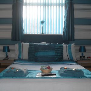Zimmer mit Kingsize-Bett